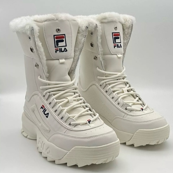 White boots good for winter and will keep your toes warm and comfortable - Picture 4 of 4